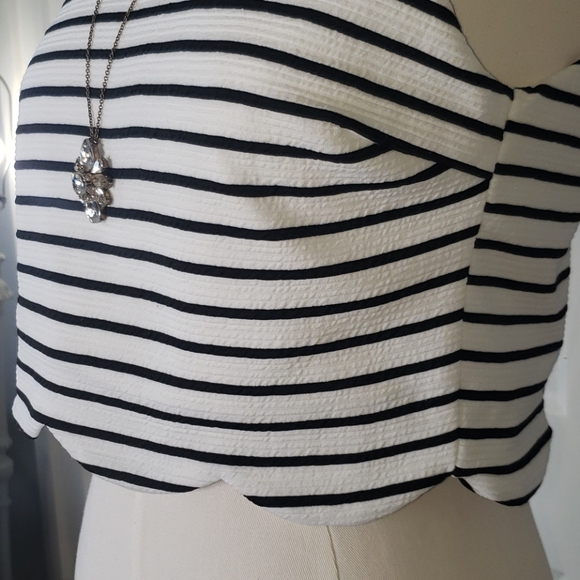 Cropped Scallop Hem Top - Picture 4 of 10